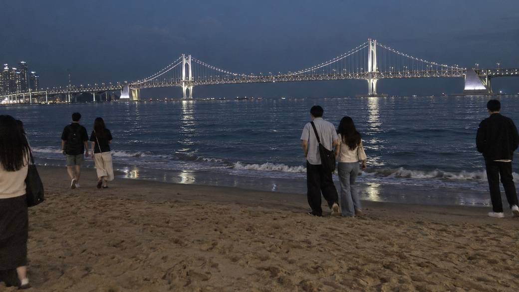 Gwangalli Beach and Gwangan Bridge in Busan at dusk